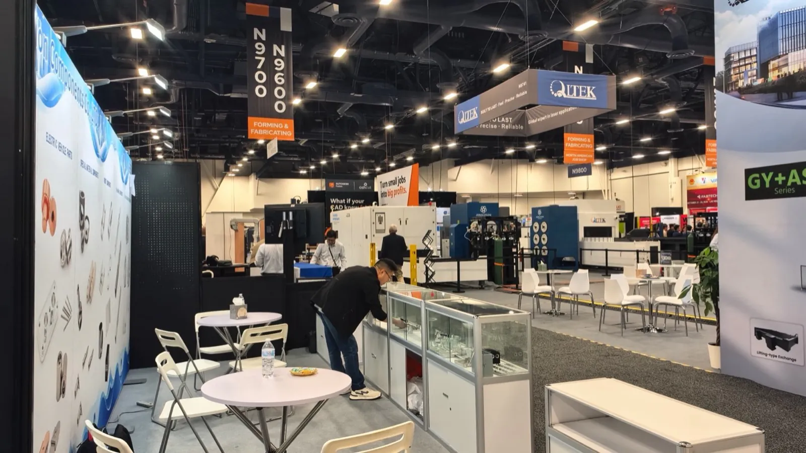 منظر عام لممر معرض FABTECH 2026 في لاس فيغاس، مع لافتات الممر N9600 و N9700