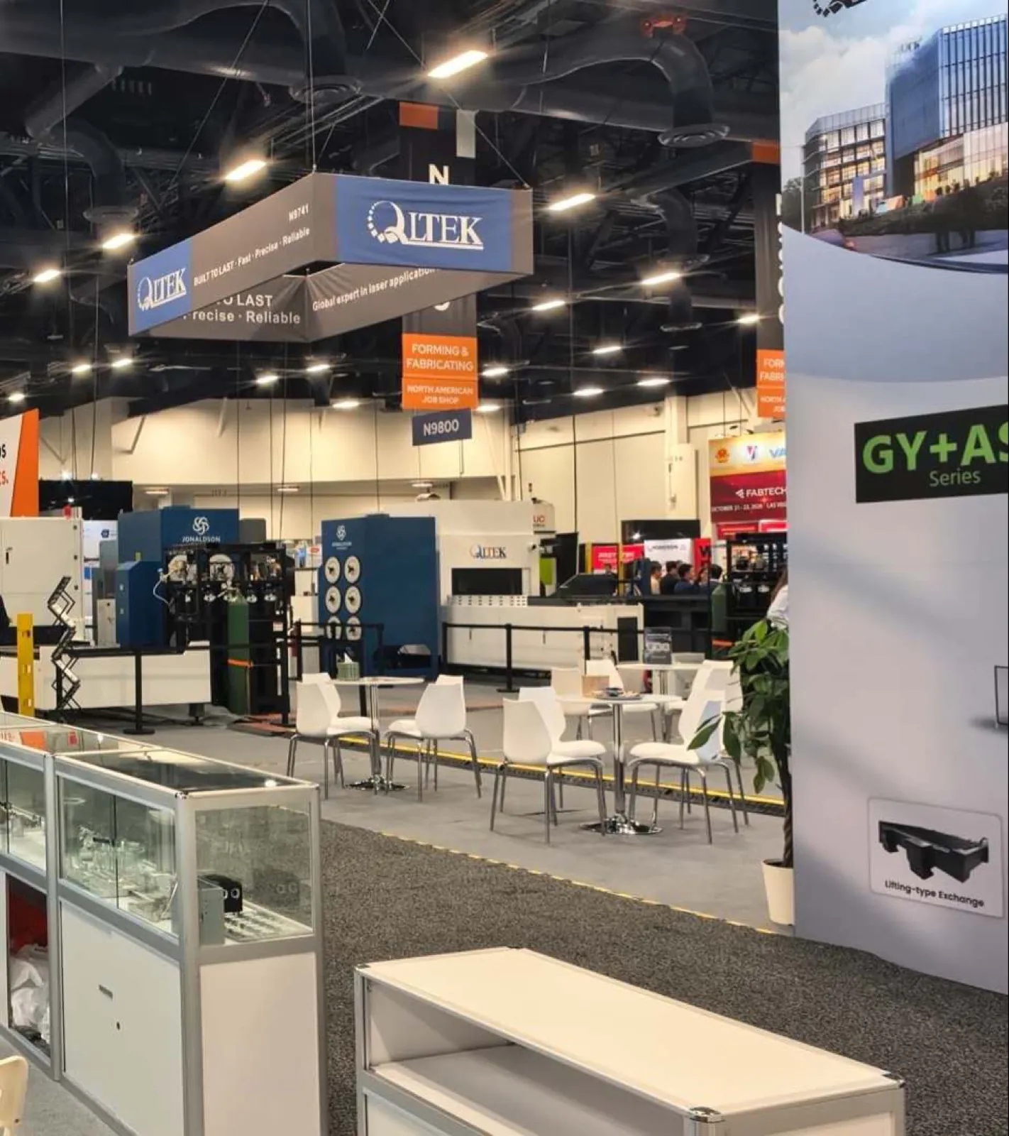 لافتات مناطق North American Job Shop و Forming & Fabricating فوق قاعة معرض FABTECH 2026