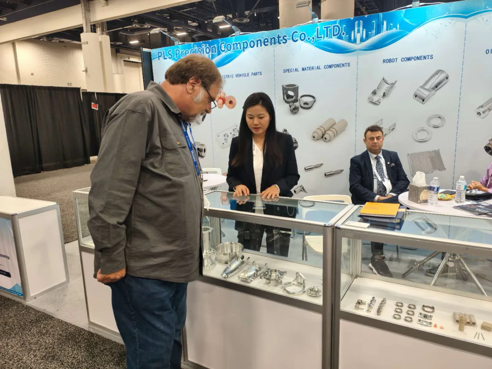 خزائن العرض الزجاجية التي تضم عينات مشغّلة بالـ CNC في جناح PLS Precision
