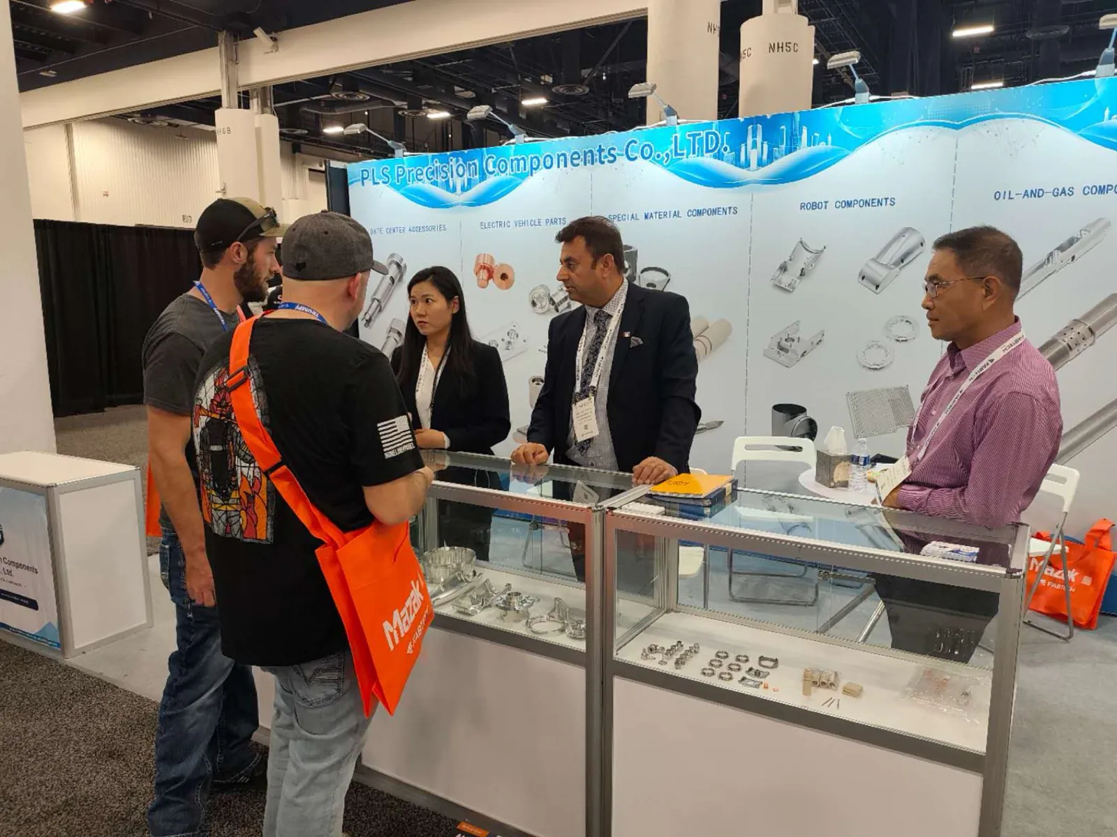مجموعة من الزوار حول منضدة جناح PLS Precision في معرض FABTECH 2026 بلاس فيغاس