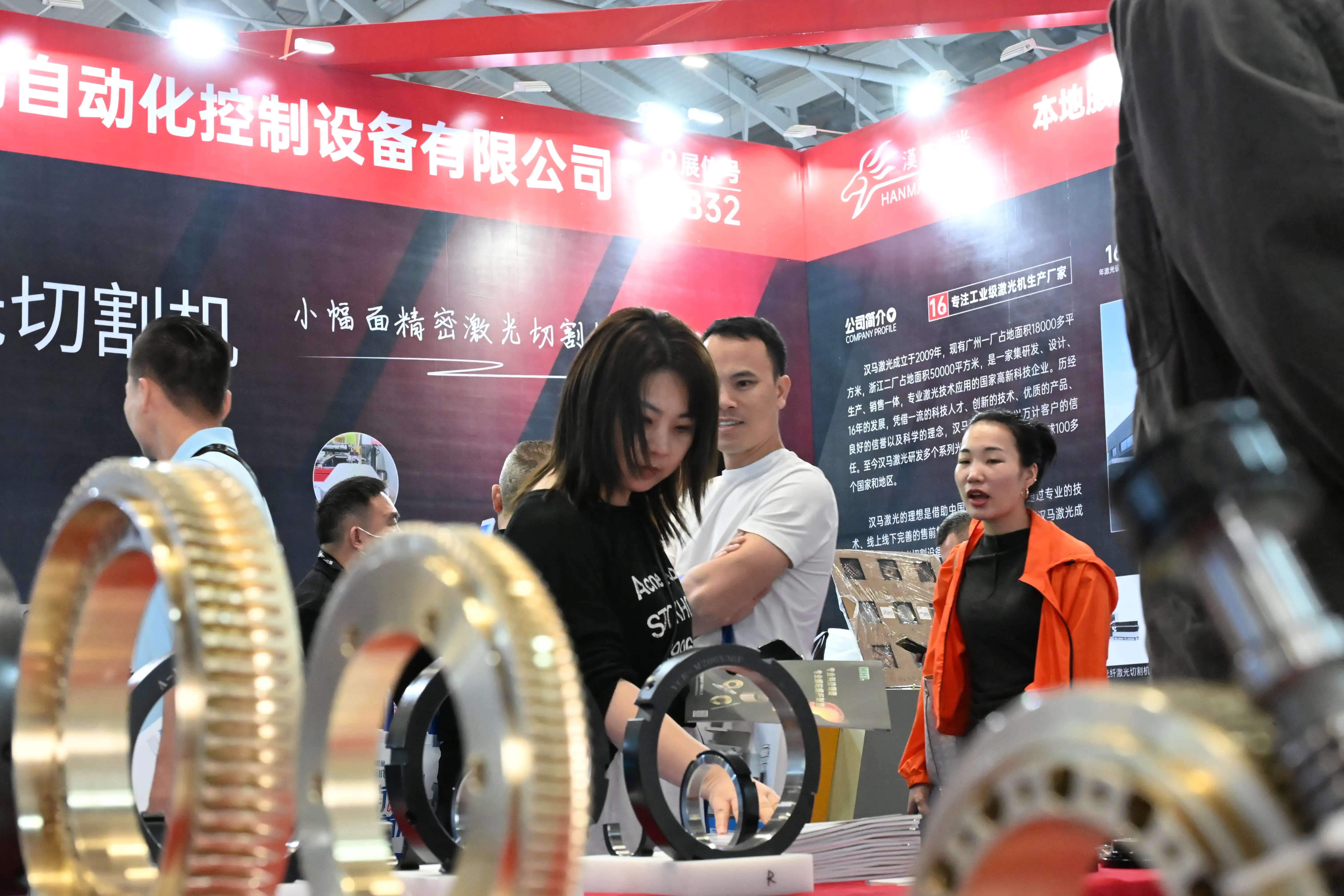 Sinbo Precision team engaging in technical exchange with exhibitors