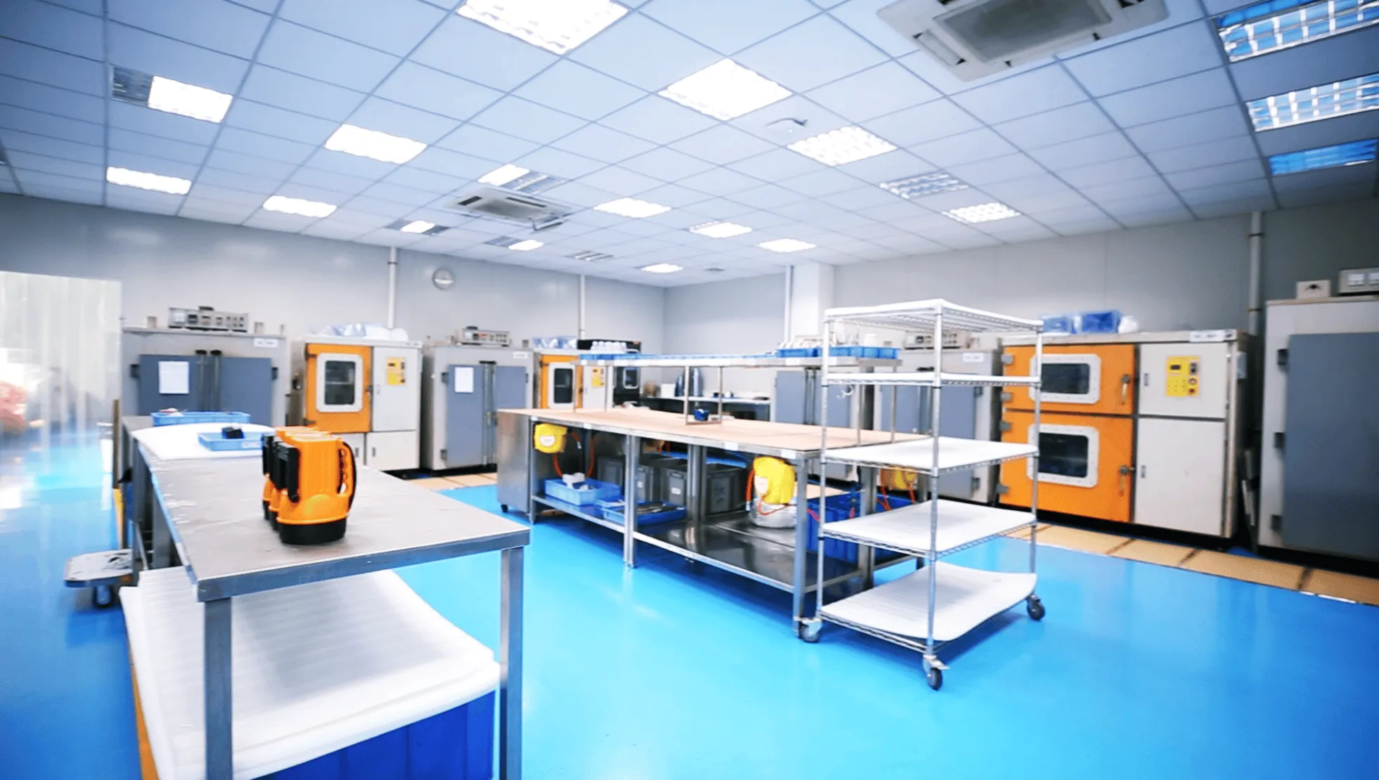 真空铸造设备从硅胶模具生产聚氨酯零件，配有真空室