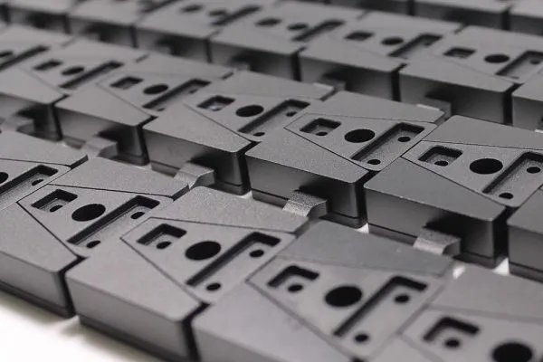 小批量制造生产线，工人组装零件和质量检验流程